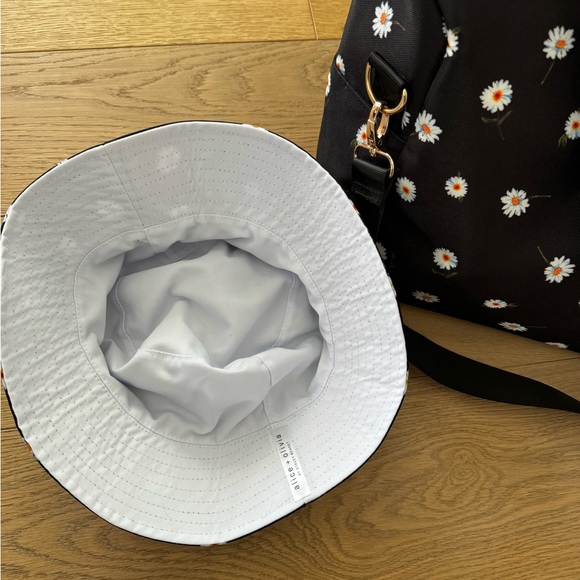 NWOT Alice & Olivia Duffle Bag with Bucket Hat - Picture 6 of 9